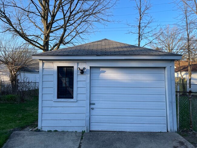 1 car detached garage - 20657 Kingsville St