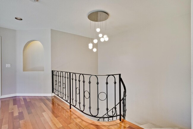 Building Photo - Beautiful and spacious 3 bedroom 2.5 bath ...