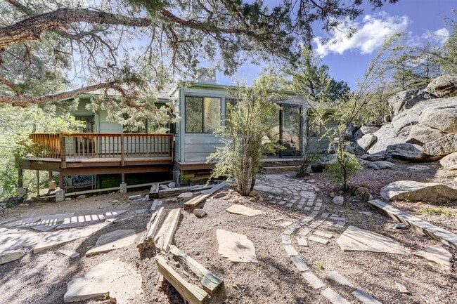 Building Photo - 3 bedroom, 3 bath home close to downtown P...