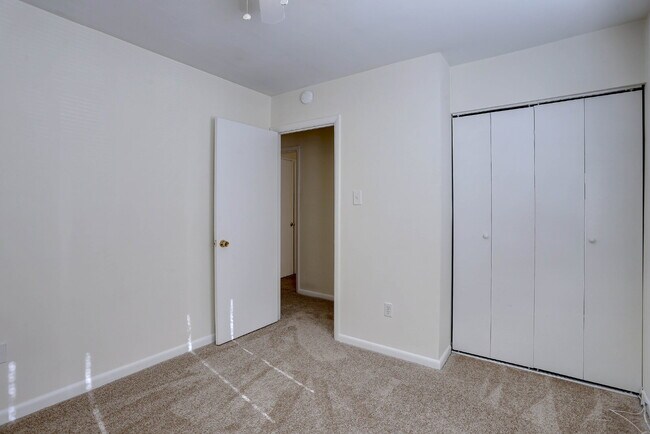 Building Photo - 3BD, 1.5BA - Beautifully Remodeled Townhome in Columbia