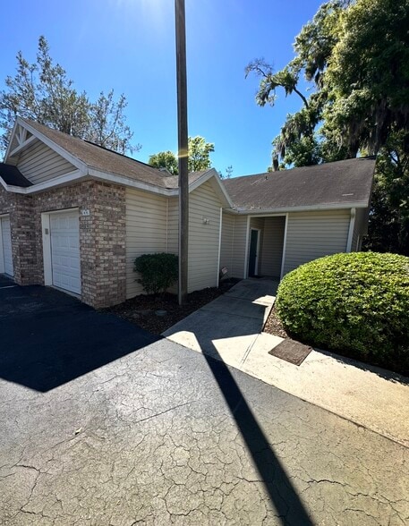 Building Photo - 4700 SW Archer Rd