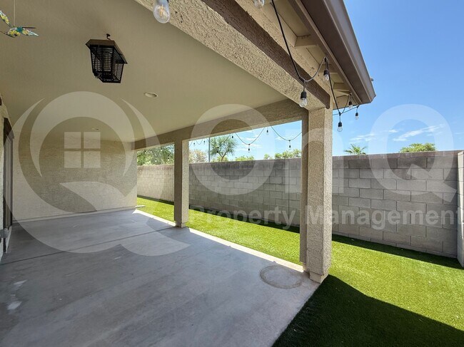 Building Photo - 16401 W Latham St