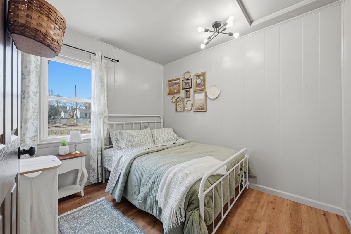 Building Photo - 106 Midway Oval