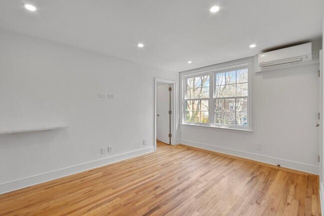 Building Photo - 2 bedroom in SUNNYSIDE NY 11104