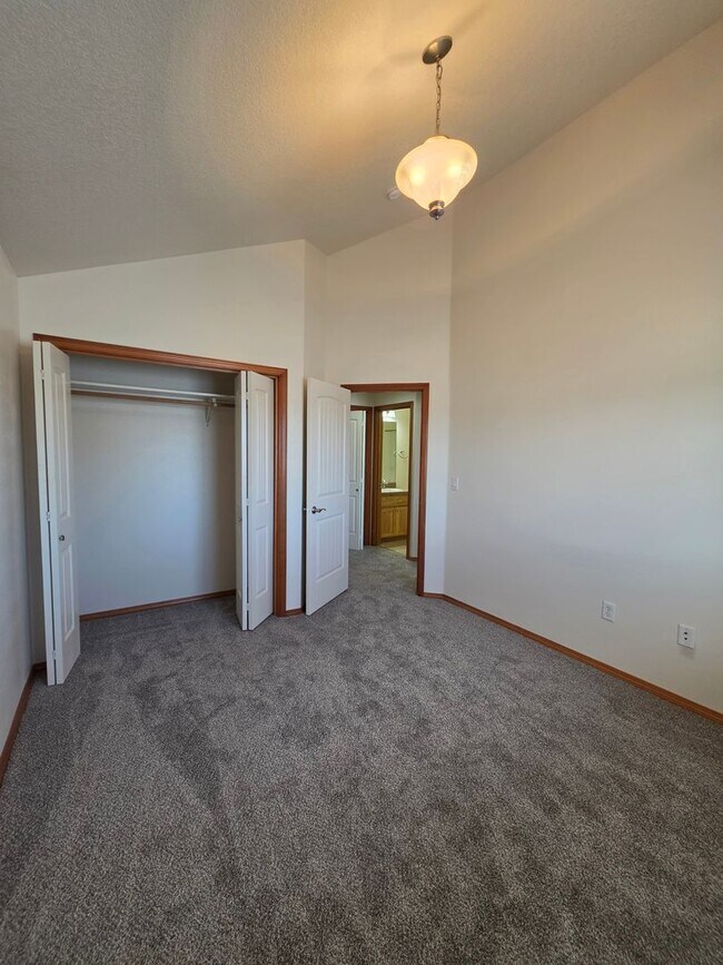 Building Photo - 355 SW Pemberly Loop
