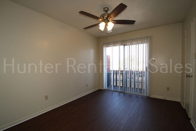 Building Photo - Charming Two-Bedroom Townhome with Fireplace