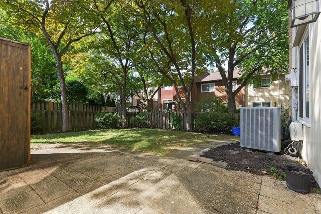 Building Photo - Charming End-Unit Townhome in Sought-After...