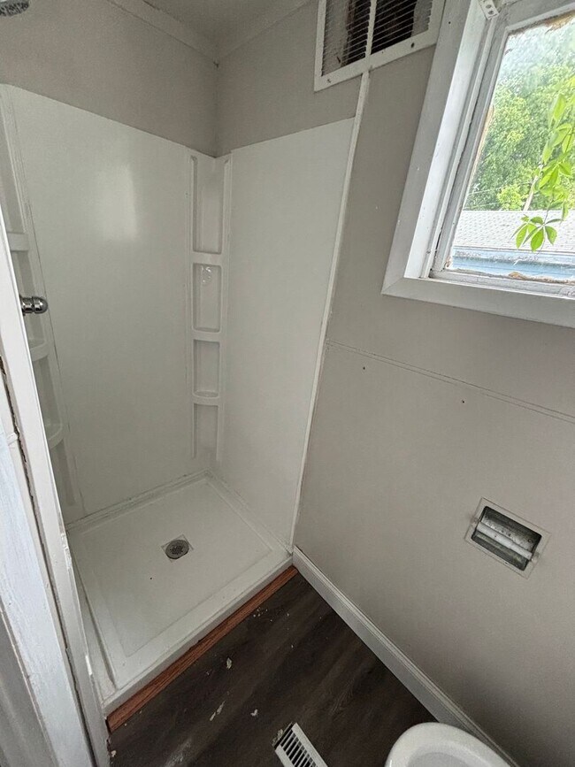 Building Photo - 514 S 5th St