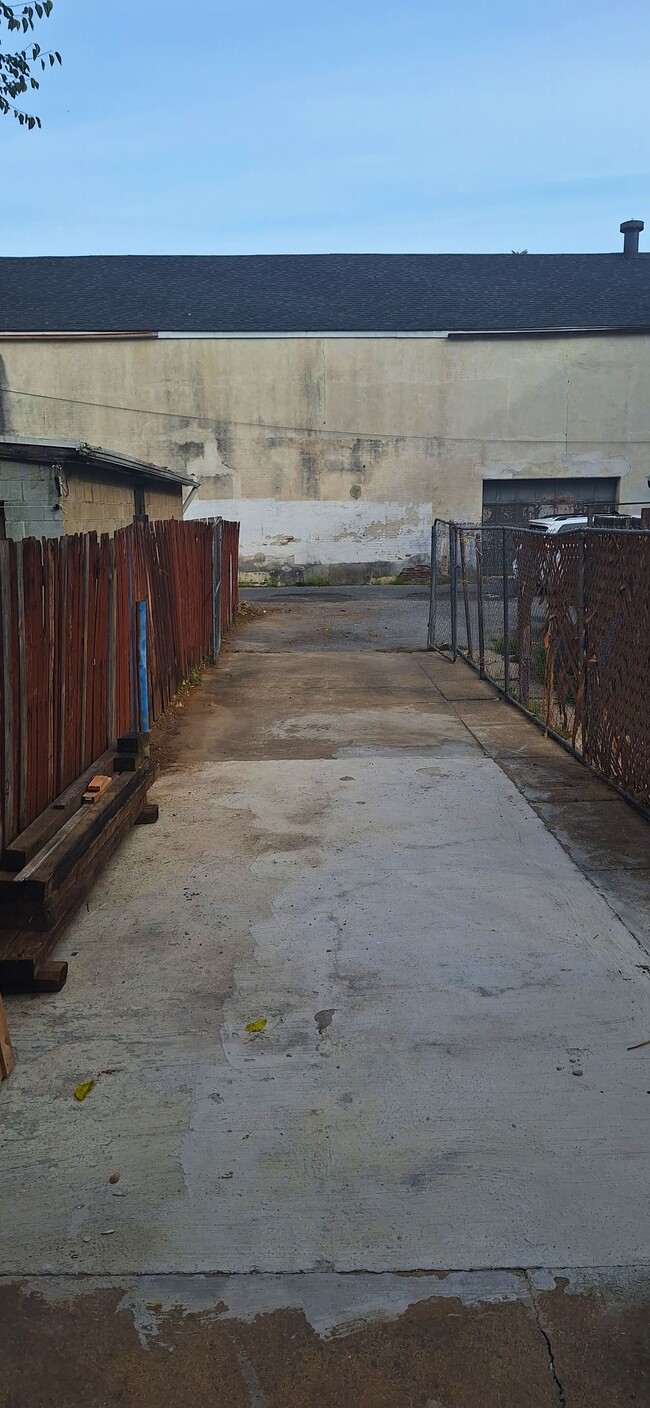 Building Photo - 925 1/2 W Liberty St