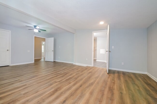 Building Photo - 3 BR / 2.5BA | Updated Single Family Home | 2-Car Garage Parking | Private backyard!