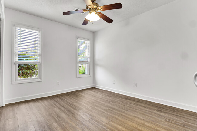 Building Photo - 2827 Springfield Dr