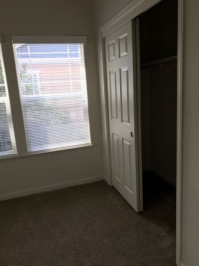 Building Photo - 3 Bedroom Home Close to Gym and Shopping-$1,000 OFF First Month's Rent