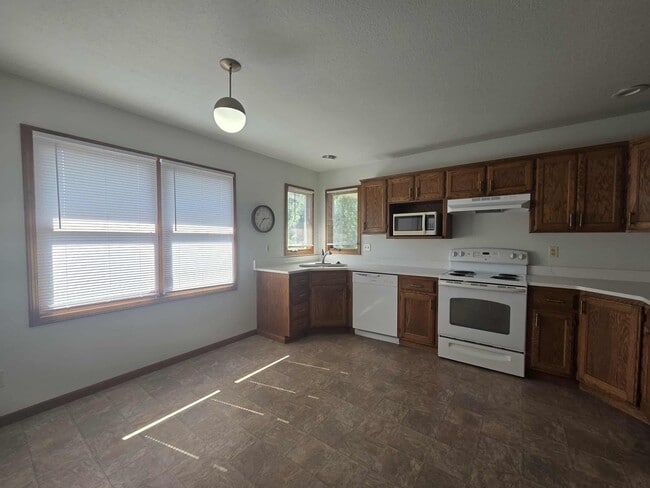 Building Photo - Large town house for rent!