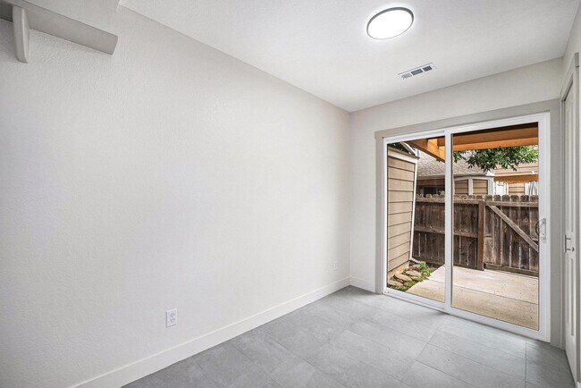 Building Photo - 1 Bed 1.5 Bath, 1 Car Attached Townhome in...