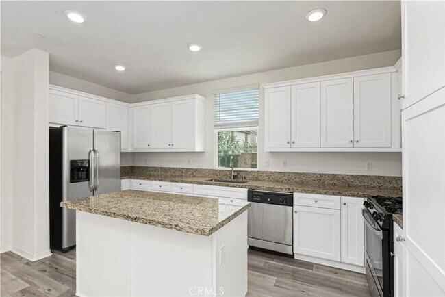 Building Photo - Great 3 bed 3 bath home