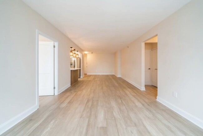 Building Photo - 45 River Dr S