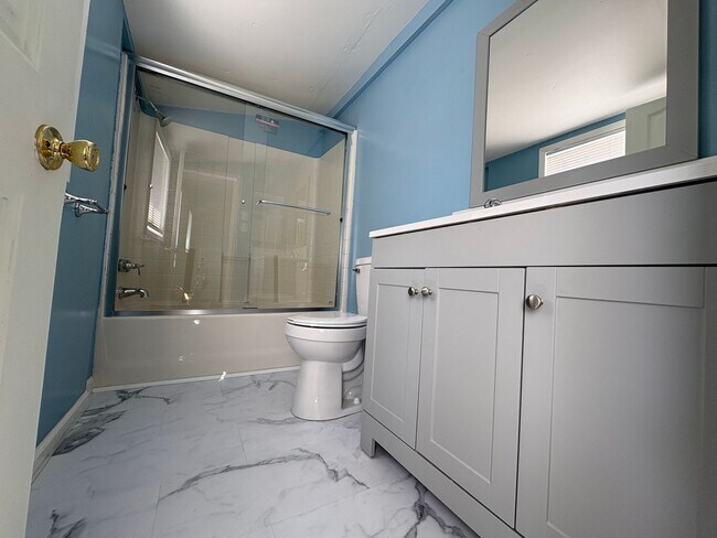 Building Photo - Spacious 3 Bed, 2 Bath Single Story Home
