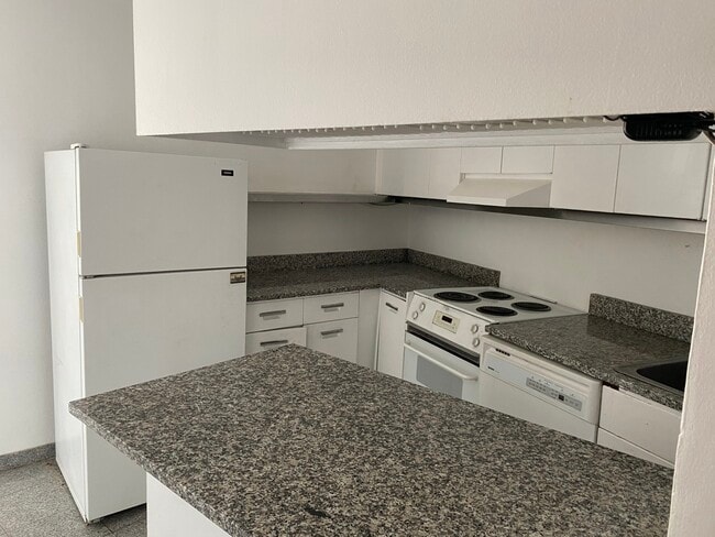 Building Photo - 300 N State St