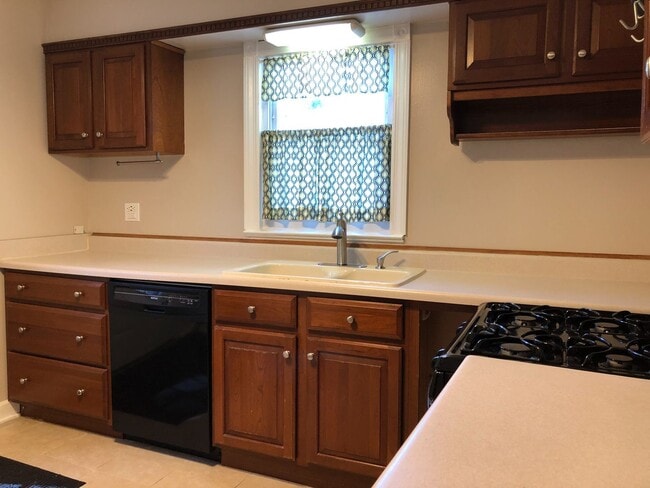 Building Photo - Well Maintained 3Bed/2Bath Single Family HUGE Backyard!