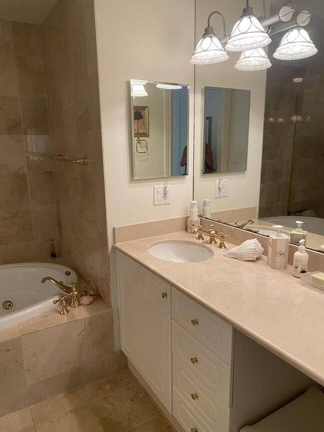 Building Photo - Esplanade