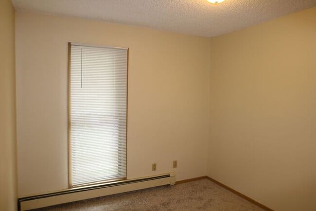 Building Photo - $925 | 2 Bedroom, 1 Bathroom Apartment | N...