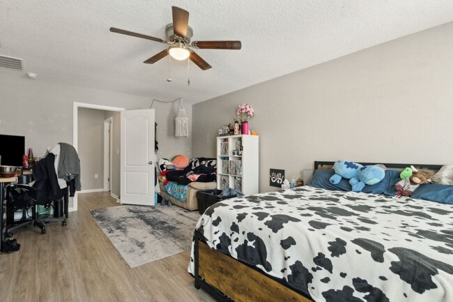 Building Photo - Spacious 5-Bedroom Home  – Prime Amelia Co...