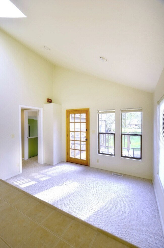 Building Photo - Live Comfortably in this conveniently located 3-Bedroom Home!