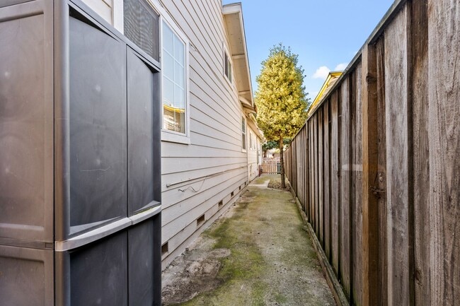 Building Photo - Remodeled 4-Bedroom House w/ Private Yard in Oakland