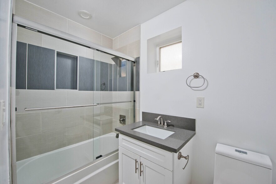 Building Photo - 635 N Harvard Blvd