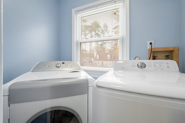 Building Photo - Central Newport News