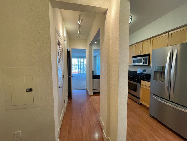 Building Photo - Spacious 2 Bedroom Unit Right on Bay Street