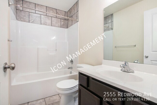 Building Photo - 2555 Redwood Ave