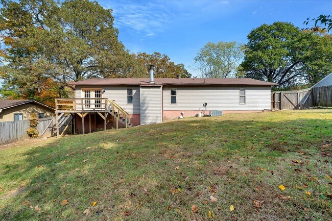 Building Photo - For Rent: Charming 3 Bed / 2 Bath Home with all the Cozy Vibes!