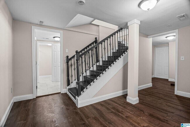 Building Photo - 528 10th Ct W