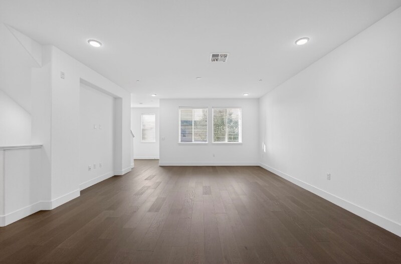 Building Photo - 392 Line St