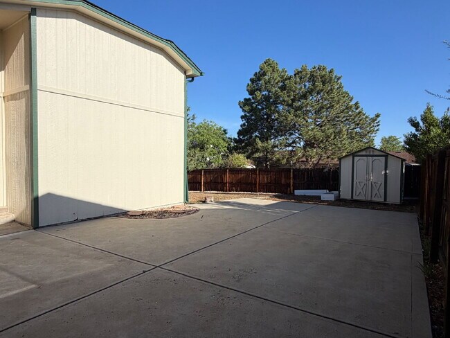 Building Photo - Spacious 4 bedroom, 3 bathroom home in the heart of Aurora is ready for immediate move in! Conven...