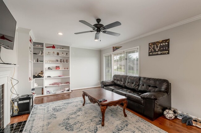 Building Photo - Fall '24 - Close to campus - 3 bed/2 bath ...