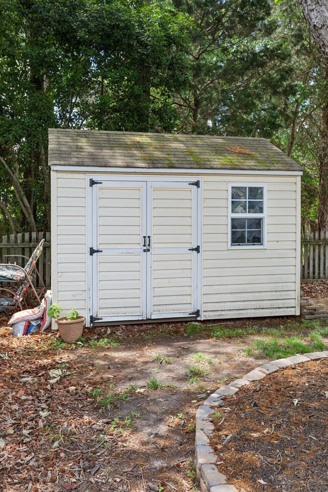Building Photo - Spacious 4 BDRM 2.5 BA