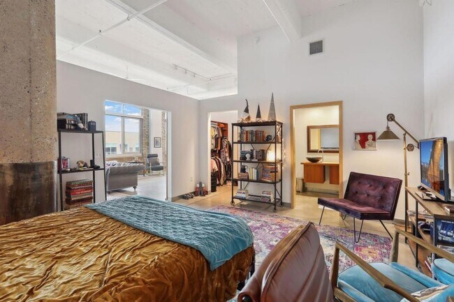 Building Photo - 700 N Washington Ave