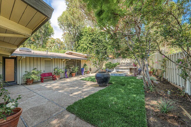 Building Photo - 3623 Serra Rd