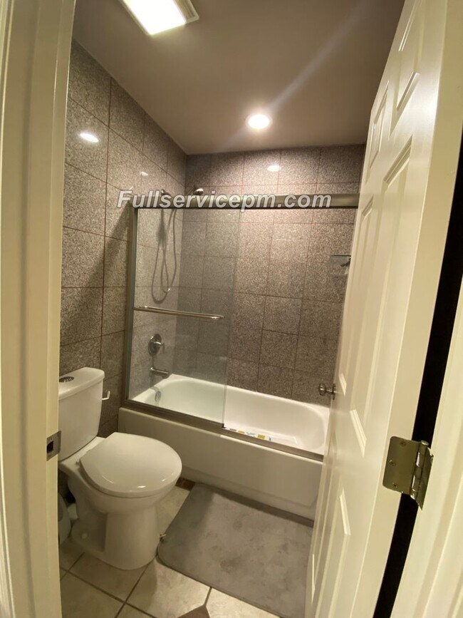 Building Photo - Beautiful Federal Way home you don't want to miss