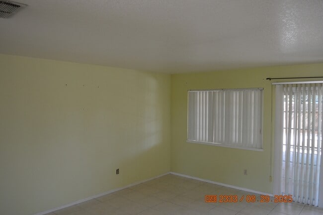 Building Photo - 1125 W Tuolumne Rd