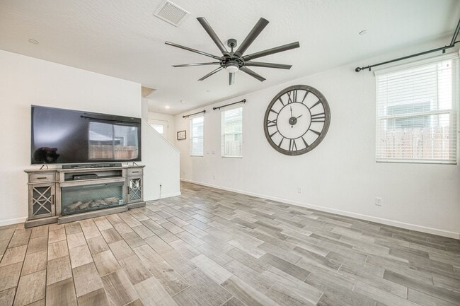 Building Photo - Stunning Clovis Home!