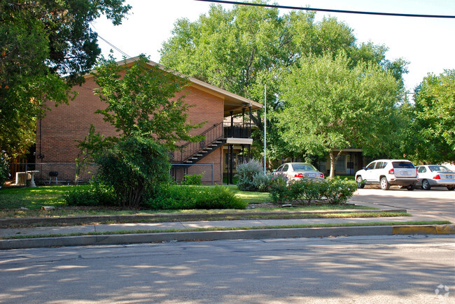 Primary Photo - Town House Apartments