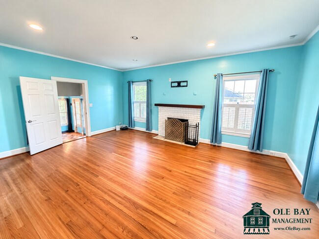 Building Photo - Charming Midtown Cottage
