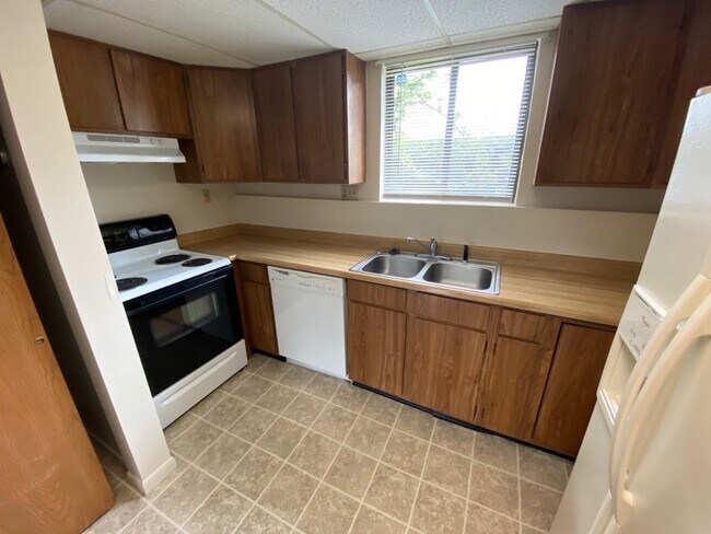 Building Photo - 813 Trustway Ct