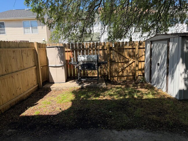 Building Photo - WINDSOR OAKS WEST - Three Bedroom Townhome