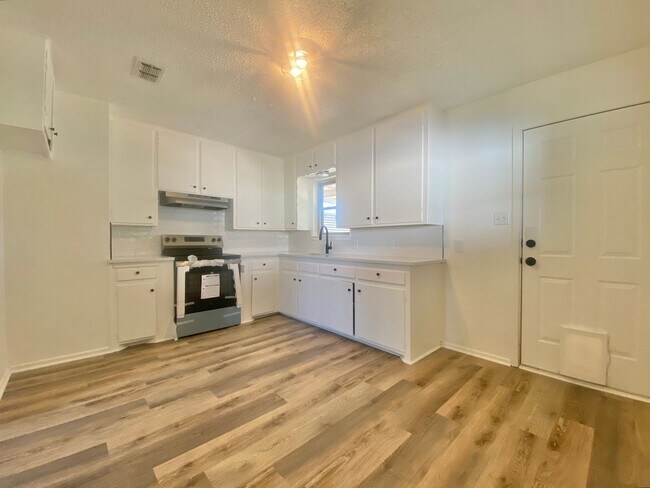 Building Photo - 605 5th St