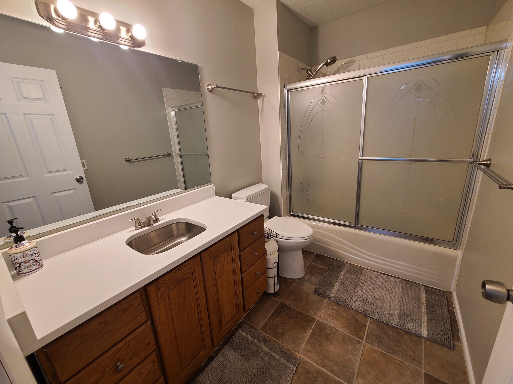 Building Photo - 940 W Red Oaks Dr