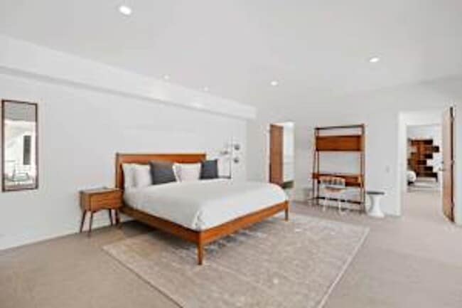 Building Photo - 5 bedroom 5 bath Available for Short Term ...